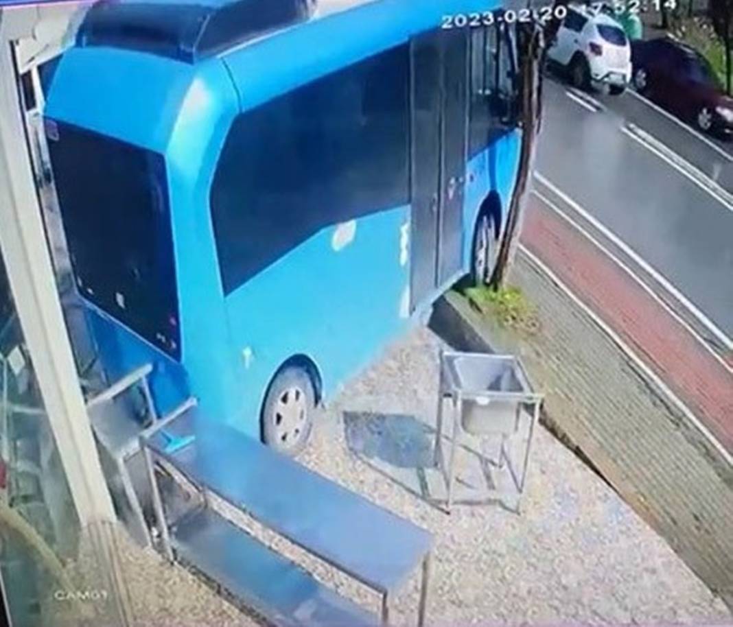 Minibüsünü dükkanın önüne park etti, döndüğünde hayatının şokunu yaşadı! Korkutan anlar kamerada 4